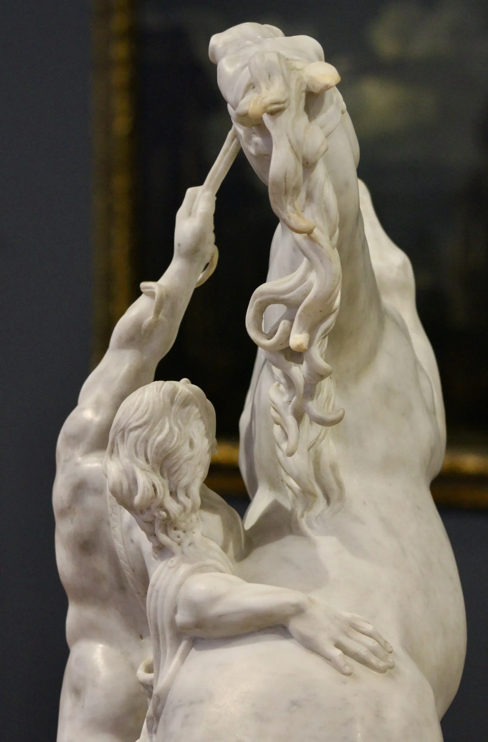 Escultura de un hombre y un caballo en mármol
