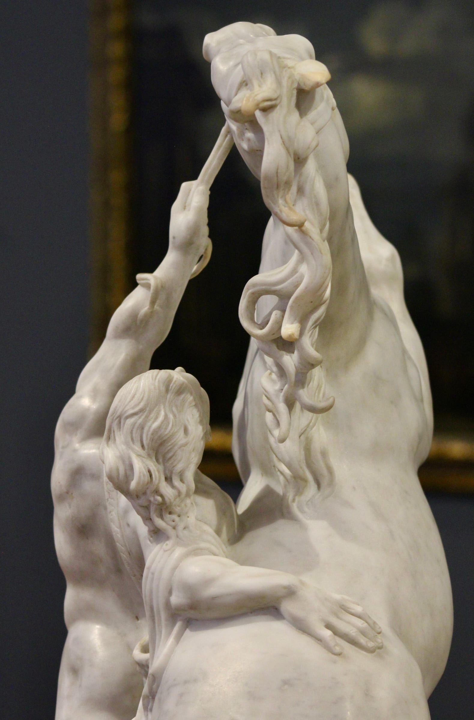 Escultura de un hombre y un caballo en mármol