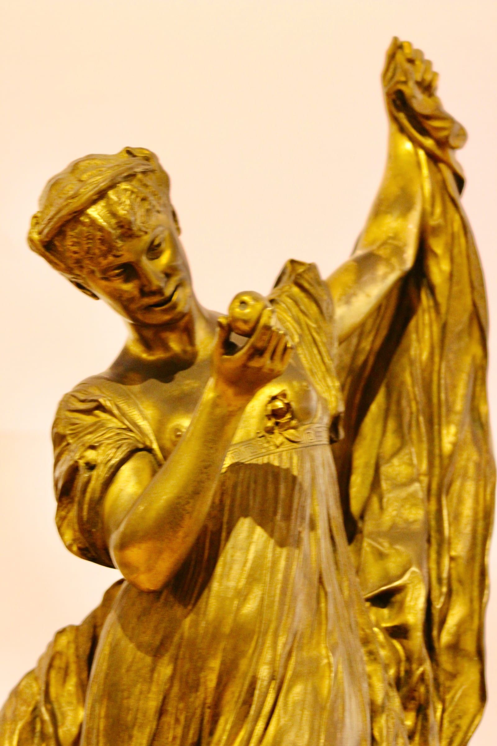 Figura dorada con manto, iluminación de estudio