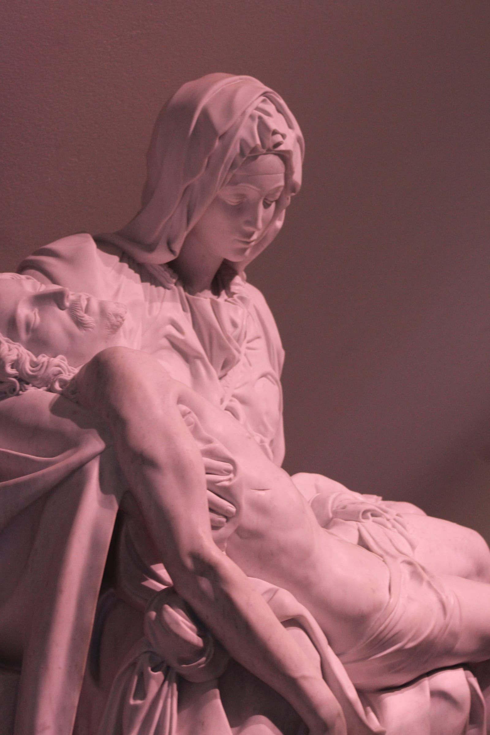 La Piedad en mármol, encuadre vertical con luz cálida