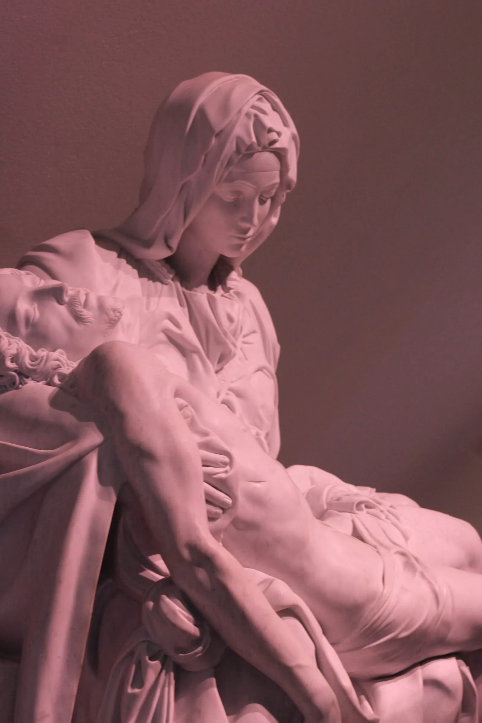La Piedad en mármol, encuadre vertical con luz cálida