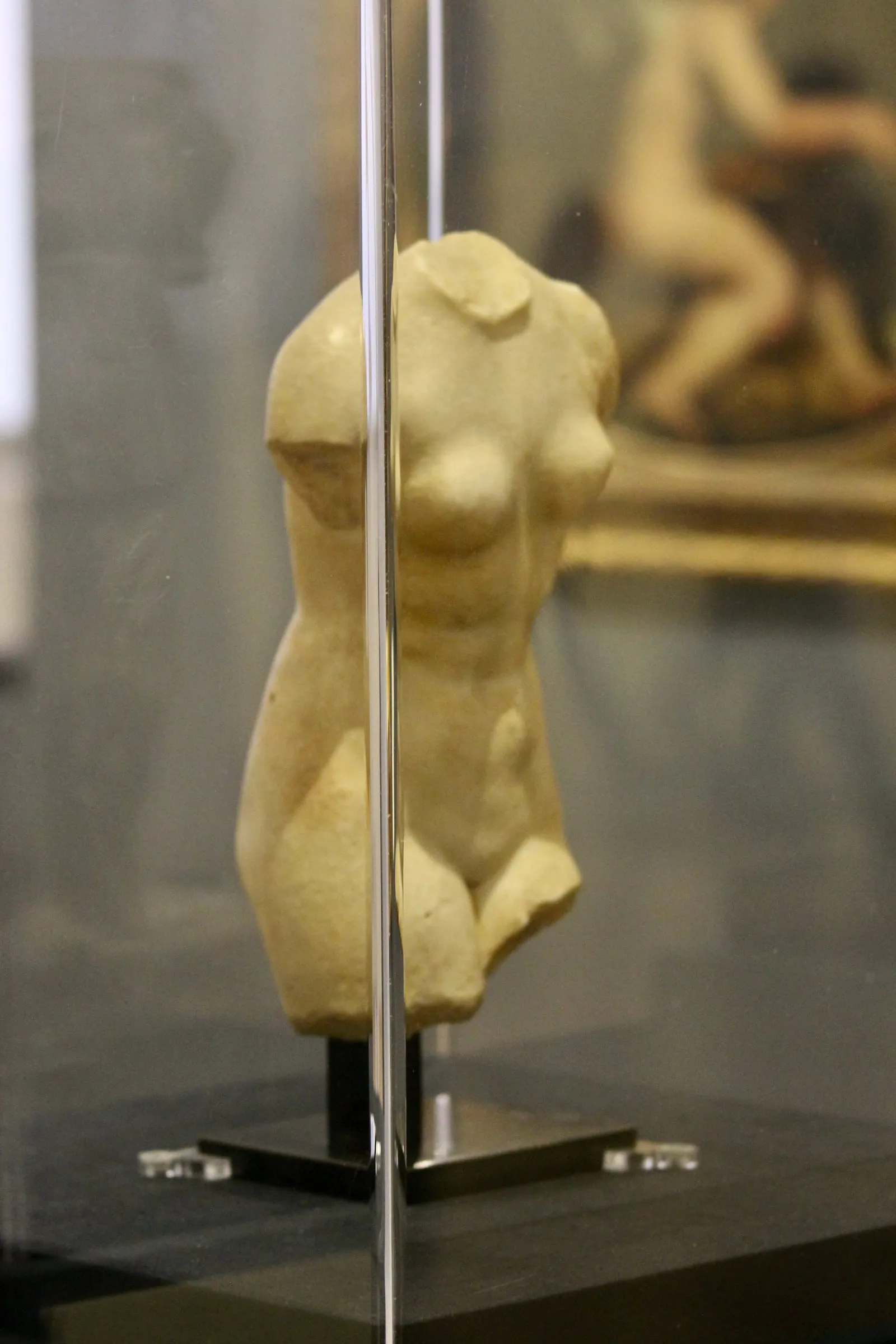 Torso de mármol exhibido en vitrina