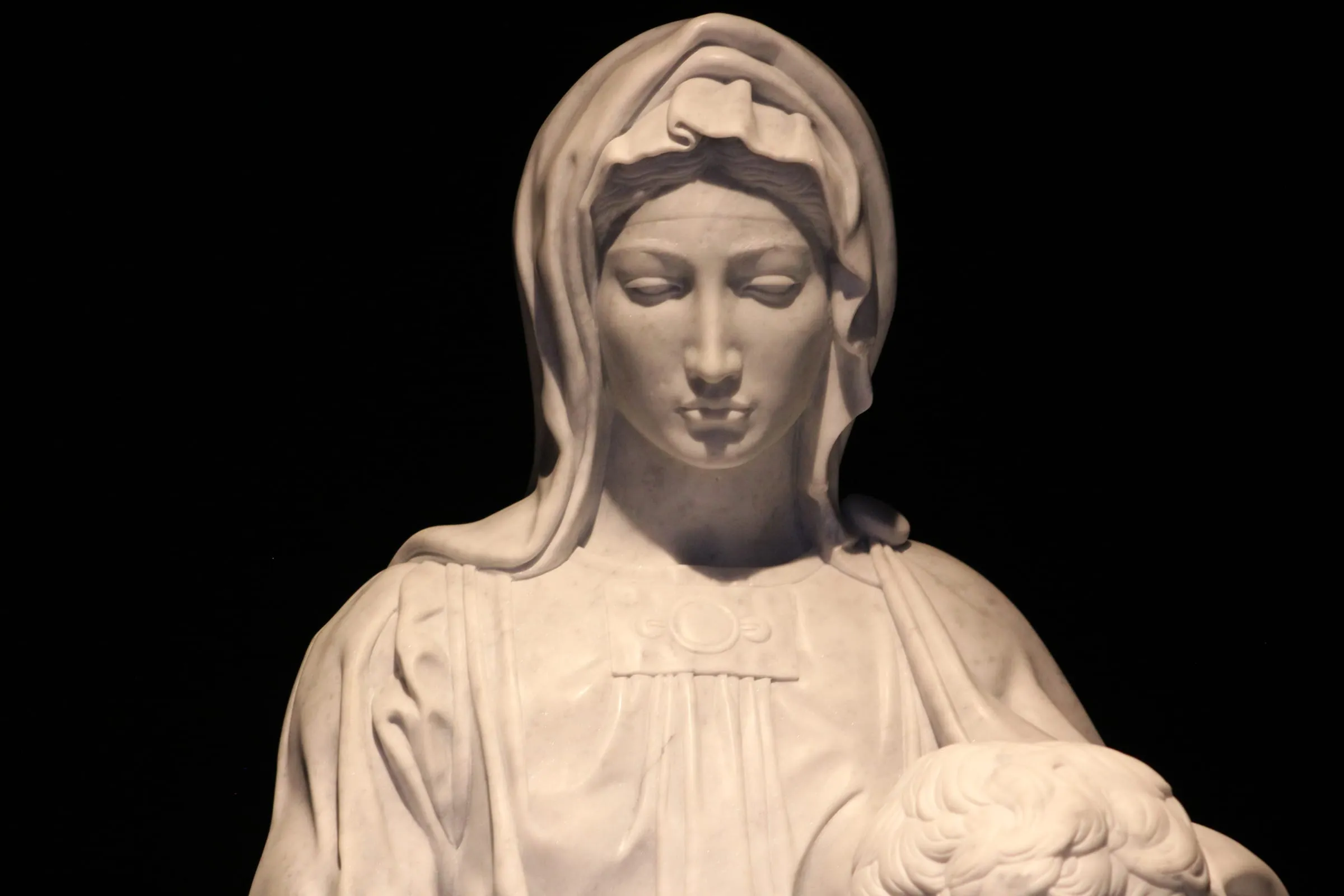Rostro de la Virgen en mármol sobre fondo negro
